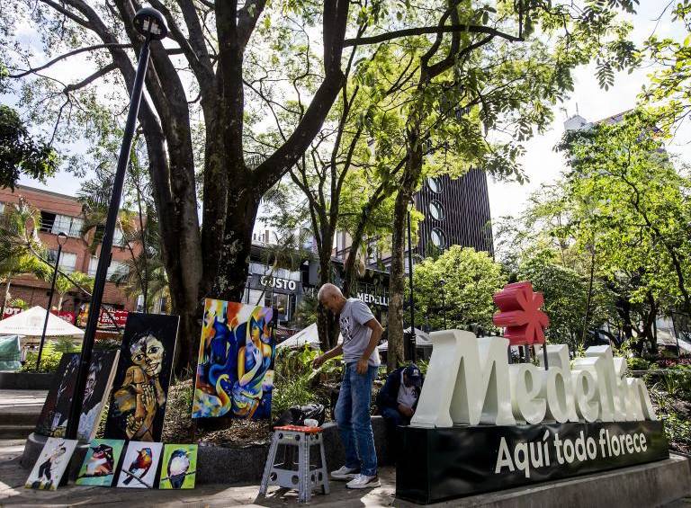 Así proponen salvar al parque Lleras, en Medellín, y decirle adiós a la estampida del comercio y la ilegalidad