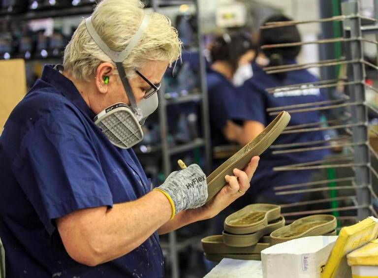 El impacto del aumento del salario mínimo genera preocupación entre empresarios y economistas. FOTO: CAMILO SUÁREZ
