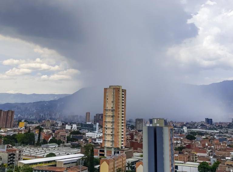 La lluvia avanza desde el Norte y el Occidente del Valle de Aburrá. Foto: Juan Antonio Sánchez Ocampo.