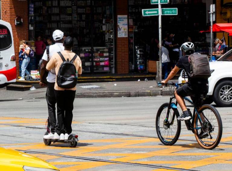 Cada vez más ciudadanos utilizan patinetas eléctricas para resolver trayectos cortos y conectar sus desplazamientos con sistemas de transporte masivo, consolidando la micromovilidad como una alternativa urbana. FOTO: EL COLOMBIANO