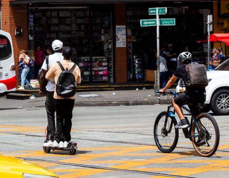 Cada vez más ciudadanos utilizan patinetas eléctricas para resolver trayectos cortos y conectar sus desplazamientos con sistemas de transporte masivo, consolidando la micromovilidad como una alternativa urbana. FOTO: EL COLOMBIANO