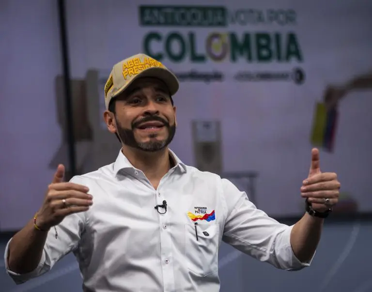 Abelardo de la Espriella afirmó que recibió la información de “una fuente de inteligencia de alto nivel” y que el DNI y organismos oficiales estarían involucrados. Foto: Julio César Herrera Echeverri.