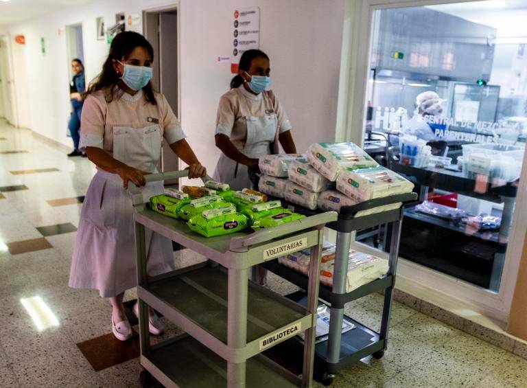 Las Damas Voluntarias se distinguen por su uniforme rosado. Se les ve por los pasillos apoyando la labor con los pacientes y sus familias. FOTO: JULIO CÉSAR HERRERA