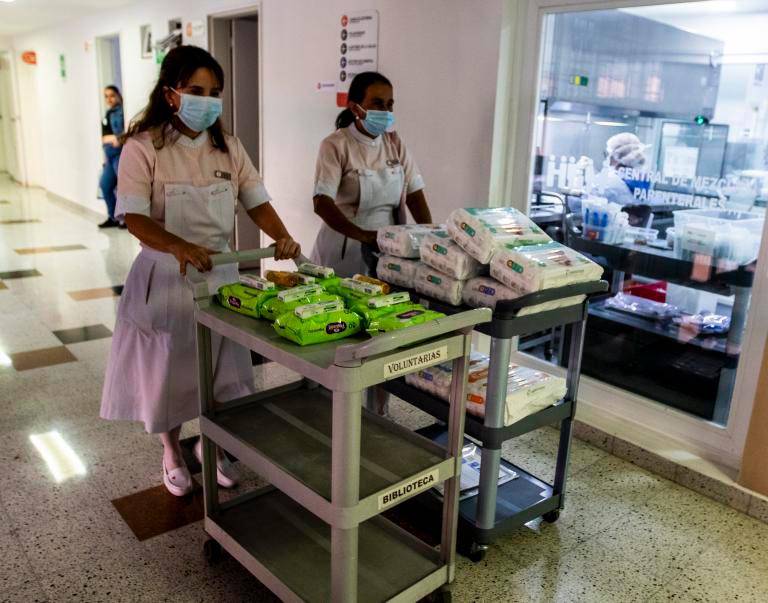 Las Damas Voluntarias se distinguen por su uniforme rosado. Se les ve por los pasillos apoyando la labor con los pacientes y sus familias. FOTO: JULIO CÉSAR HERRERA