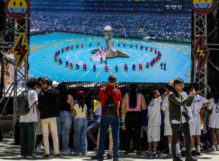 Con pantalla gigante en el barrio Santa Inés de Manrique, se disfrutó de la inauguración de la Copa Mundial de Fútbol 2026. FOTO Julio César Herrera. 