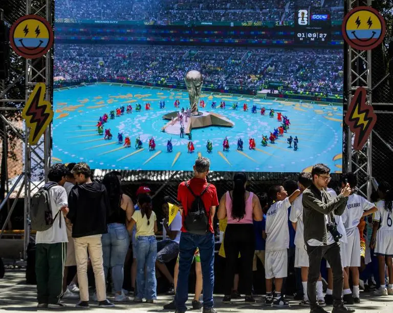 Con pantalla gigante en el barrio Santa Inés de Manrique, se disfrutó de la inauguración de la Copa Mundial de Fútbol 2026. FOTO Julio César Herrera. 