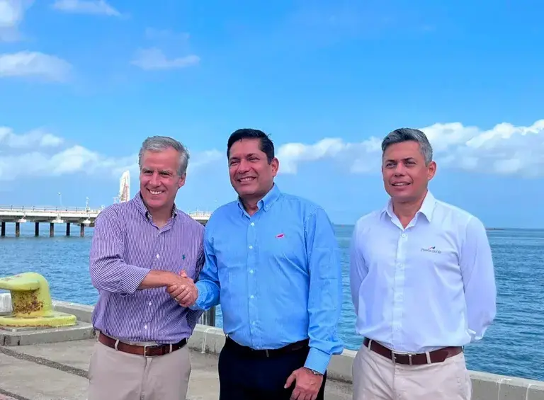 De izquierda a derecha: Orlando Cabrales, CEO de Frontera Energy, Juan Carlos Hurtado, presidente (e) de Ecopetrol y Raúl Pérez, gerente general de Puerto Bahía. FOTO: CORTESÍA