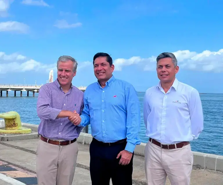 De izquierda a derecha: Orlando Cabrales, CEO de Frontera Energy, Juan Carlos Hurtado, presidente (e) de Ecopetrol y Raúl Pérez, gerente general de Puerto Bahía. FOTO: CORTESÍA