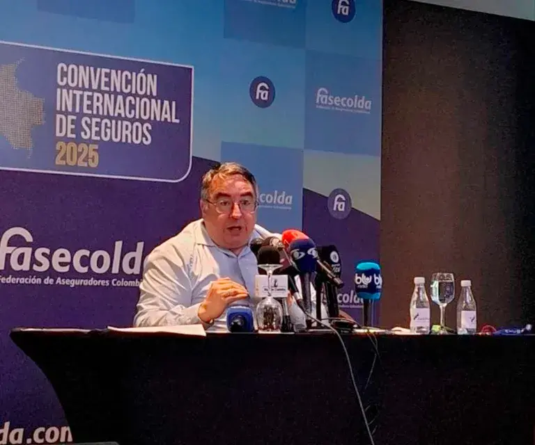 Gustavo Morales, presidente de Fasecolda advirtió que la nueva póliza obligatoria recaería sobre los titulares de licencias de conducción y no sobre quienes efectivamente generan el riesgo en las vías. FOTO CORTESÍA