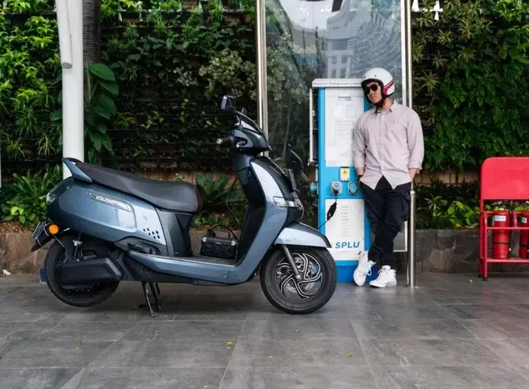 Según el informe interactivo de Andemos, la marca más vendida el año pasado fue Starker, con cerca de 2.000 unidades, comercializadas por Auteco Mobility. En 2026 también entró un nuevo jugador: TVS, con la iQube. FOTO: Cortesía LR.