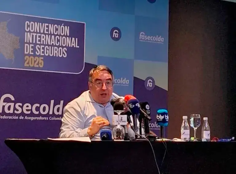 Gustavo Morales, presidente de Fasecolda advirtió que la nueva póliza obligatoria recaería sobre los titulares de licencias de conducción y no sobre quienes efectivamente generan el riesgo en las vías. FOTO CORTESÍA