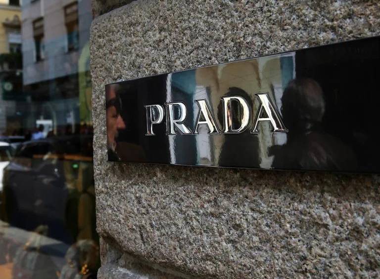 La empresa con sede en Milán y Capri podrían concretar un acuerdo para adquirir la firma de ropa de lujo italiana durante este mes