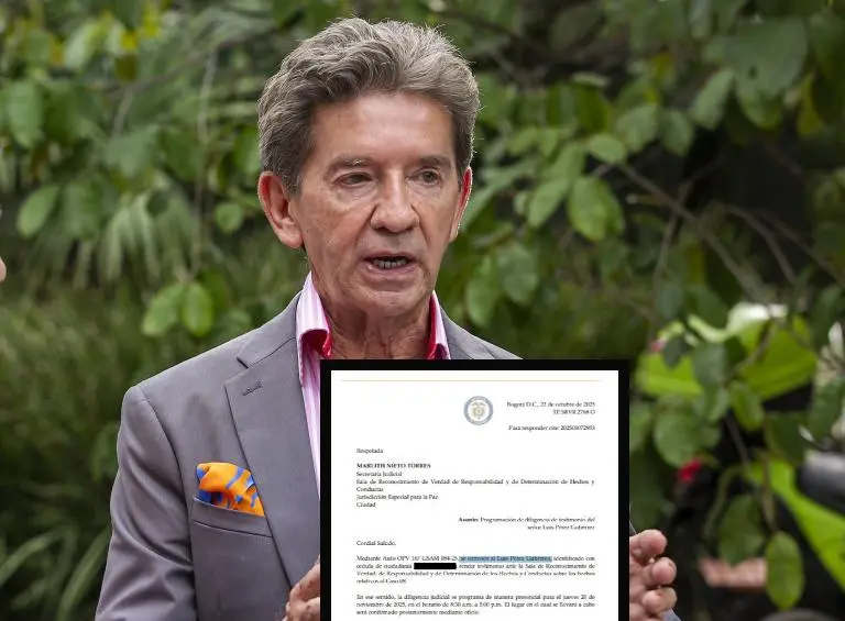 Adelante, la citación de la JEP. Atrás, el exalcalde de Medelín Luis Pérez Gutiérrez. Foto: EL COLOMBIANO y cortesía.