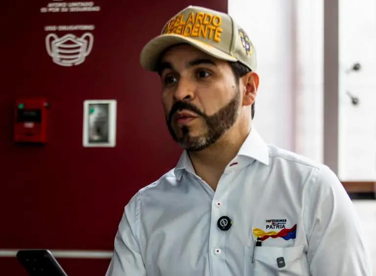 El presidente Abelardo de la Espriella fue el encargado de anunciar las donaciones de las empresas y grupos empresariales para atender la emergencia y reconstruir las zonas afectadas. FOTO JULIO HERRERA