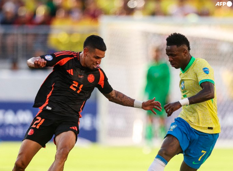 Daniel Muñoz marcando a Vinicius durante el encuentro entre Colombia y Brasil por la Copa América, FOTO AFP