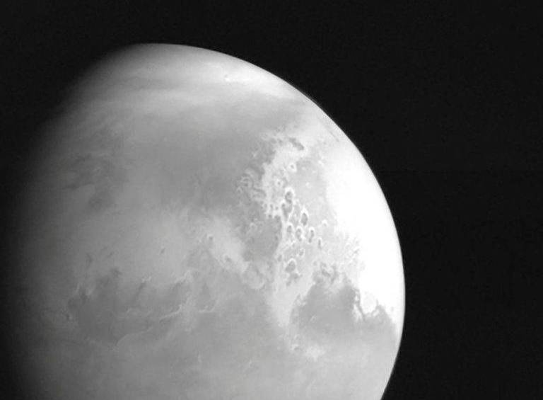 En la imagen se aprecia la esfera del planeta en tonos grisáceos, sobre el fondo negro del espacio. FOTO CORTESÍA ANEC