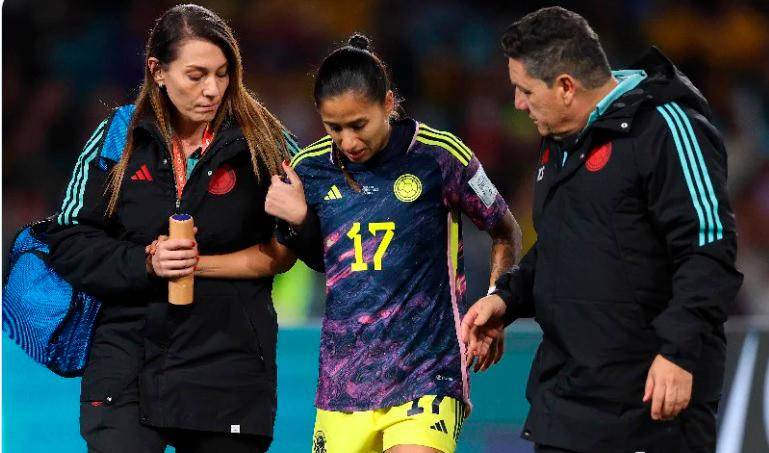 Con muestras de mucho dolor salió del campo la lateral Carolina Arias, en el duelo disputado ante Inglaterra. FOTO TOMADA @FIFA