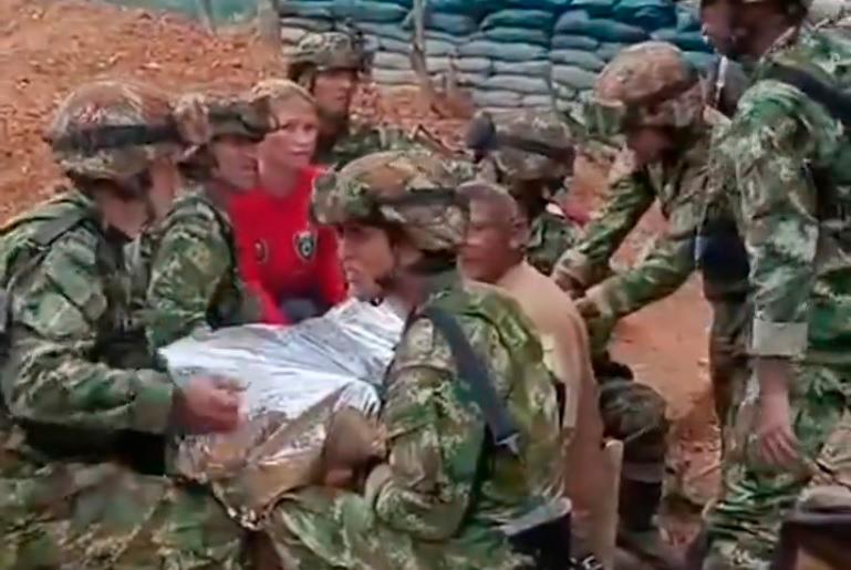 Las tropas socorrieron al concejal y lo evacuaron en un helicóptero. IMAGEN TOMADA DE VIDEO DEL EJÉRCITO.