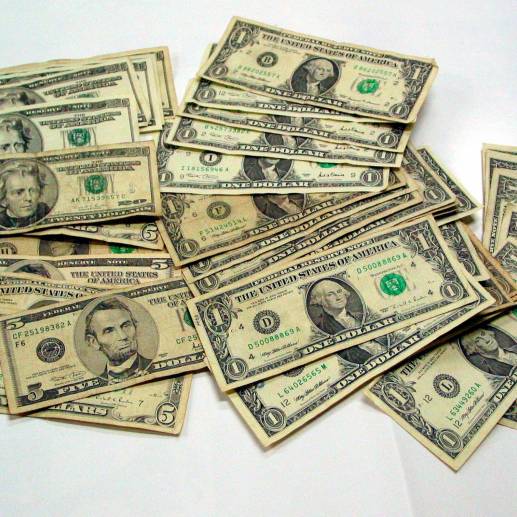 En la bolsa de valores, el dólar se negoció en promedio este lunes en $3.905. FOTO archivo