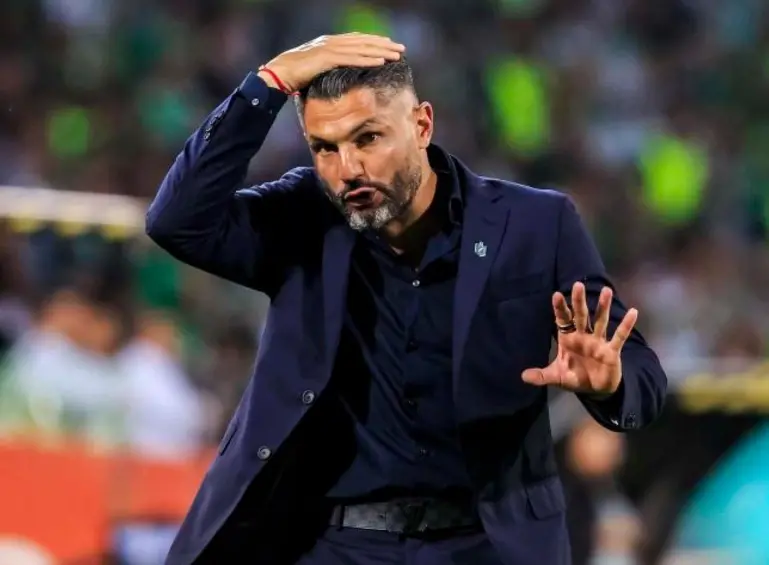 Atlético Nacional cayó en Pereira por la tercera fecha de la Liga Betplay-2, con dos hombres menos por expulsión, algo que dañó la planificación de Javier Gandolfi. FOTO CAMILO SUÁREZ 