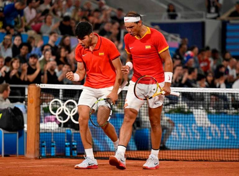 Carlos Alcaraz y Rafael Nadal celebran el triunfo en dobles, en el debut de Juegos Olímpicos de París 2024. FOTO TOMADA @ITFTennis