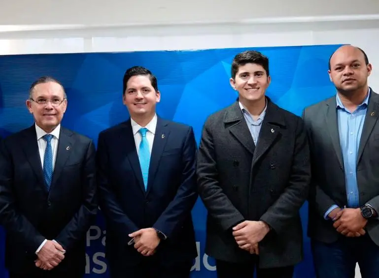 Adolfo Pineda junto al presidente del Partido Conservador, Efraín Cepeda, y el representante a la Cámara Wadith Manzur en febrero de 2023. FOTO CORTESÍA @ADOPINEDAG