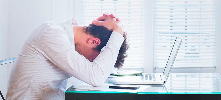 El estrés laboral es una de las principales causas de incapacidad en Colombia, según expertos en derecho y salud. FOTO: SHUTTERSTOCK