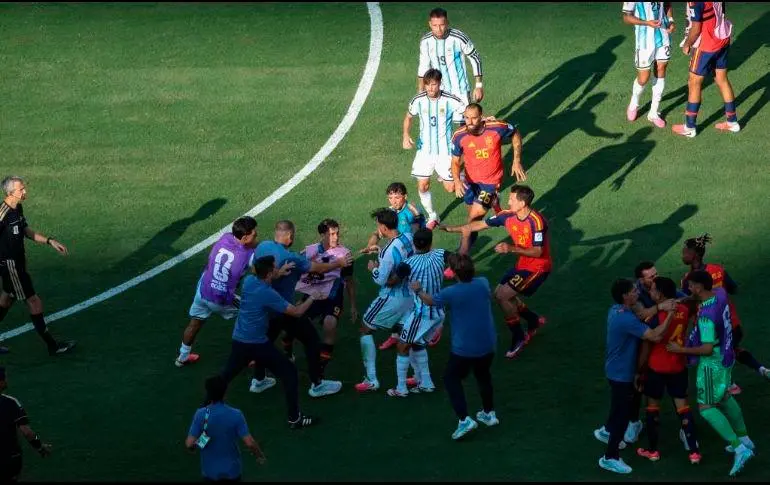 Los incidentes por los que investigan a varios jugadores argentinos sucedieron tras el pitazo final del encuentro frente a España. FOTO AFP
