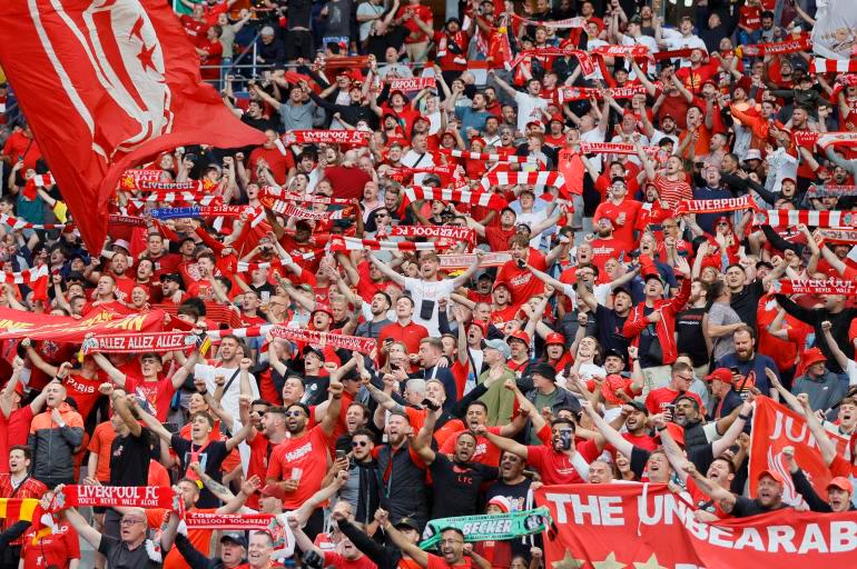 Hinchas del Liverpool generaron disturbios al momento del ingreso en el estadio de París. FOTO EFE