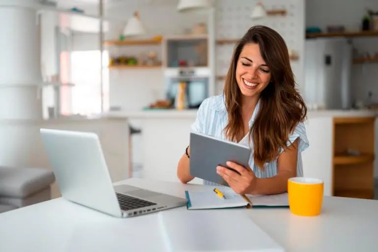 Empresas en Colombia están contratando personal remoto para áreas clave como servicio al cliente y recursos humanos. FOTO: iStock