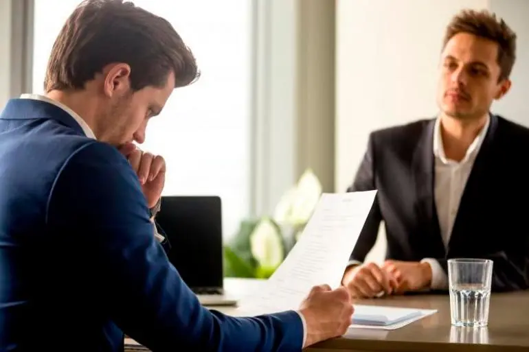 Reclutador analizando la hoja de vida de un candidato en una entrevista de trabajo. FOTO: iStock