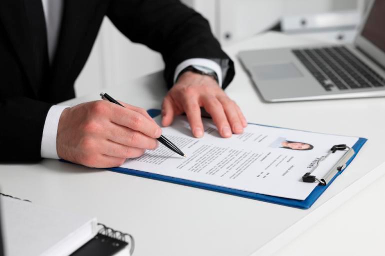 Headhunter explicándole a un candidato qué habilidades se deben resaltar en una hoja de vida para una búsqueda efectiva de empleo. FOTO: iStock