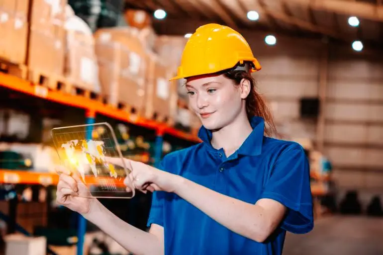 Personal logístico trabajando en una bodega gracias a su aplicación en Magneto Empleos: iStock