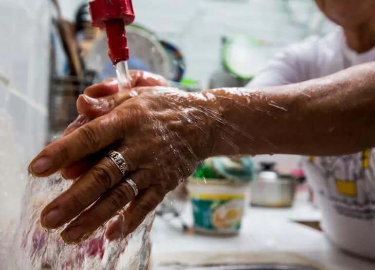 La suspensión del servicio de acueducto ocurrirá en 26 circuitos que se distribuyen en el 24% del norte de Medellín. FOTO DE REFENCIA, JULIO CÉSAR HERRERA