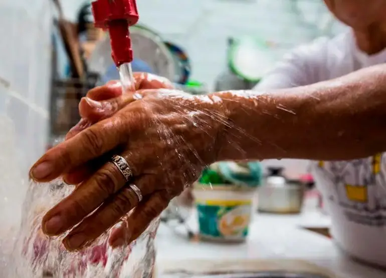 La suspensión del servicio de acueducto ocurrirá en 26 circuitos que se distribuyen en el 24% del norte de Medellín. FOTO DE REFENCIA, JULIO CÉSAR HERRERA