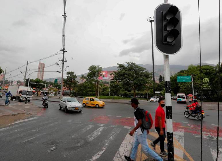 El vandalismo es uno de los hechos que más ocasiona daños en los semáforos, que ahora pueden ser reportados mediante una aplicación. FOTO ARCHIVO DONALDO ZULUAGA