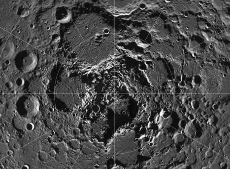 Hielo de agua en los polos lunares. FOTO: NASA