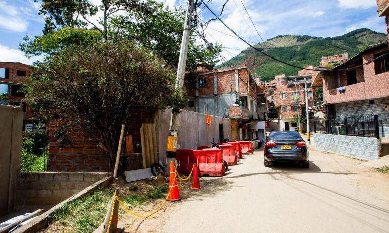 En este punto del barrio Pachelly, de Bello, se pretendía construir el Parque Residencial La Manuela, un proyecto de más de 800 apartamentos del que no se puso un ladrillo. FOTO Julio César Herrera. 