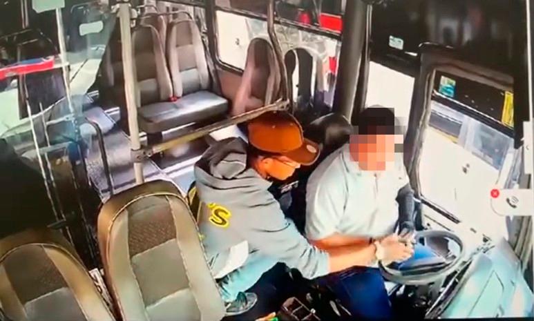 En la imagen se observa como el presunto delincuente le quita el dinero al conductor del bus que cubre la ruta hacia el occidente de Medellín. Después de quitarle todo el dinero del producido, se baja del vehículo. La escena se registra en, al menos, tres casos. FOTO: Captura de video