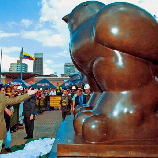 El maestro Fernando Botero junto al monumento de El Pájaro en el centro de Medellín. FOTO ARCHIVO