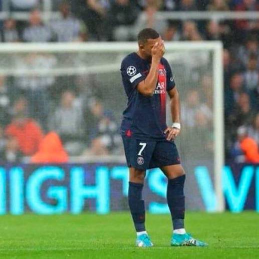 Kylian Mbappé lamentándose tras la goleada que el Newcastle le propinó al PSG. FOTO @ChampionsLeague