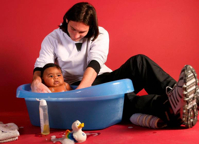 Lionel Messi bañando a Lamine Yamal cuando era un bebé, para la campaña del calendario solidario del Barcelona con Unicef de 2008. FOTO TOMADA X@FCBarcelona