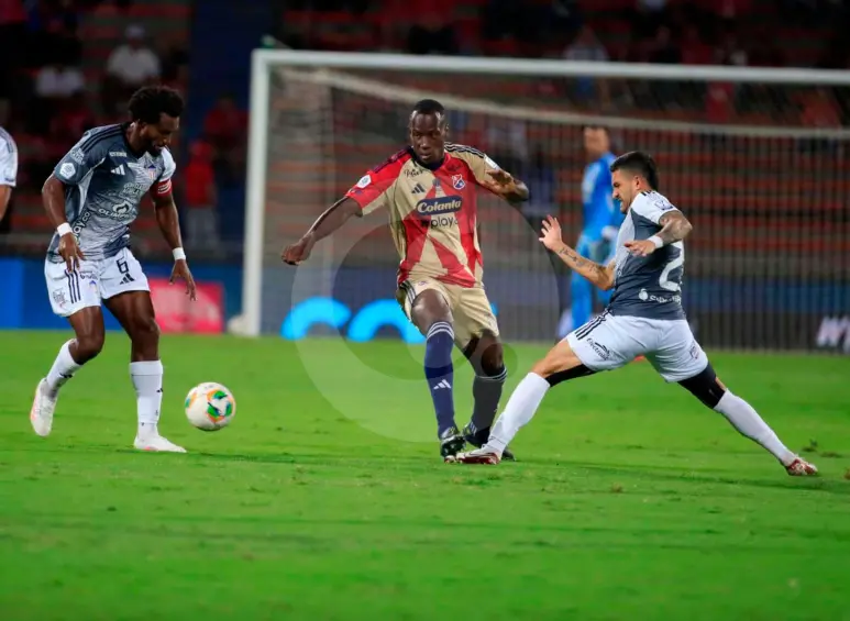 El DIM se mide a Junior en el estadio Atanasio Girardot por la fecha 12 de la Liga Betplay-2. FOTO JUAN ANTONIO SÁNCHEZ 