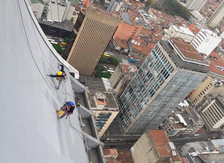 Esta pareja ha subido al edificio Coltejer en seis oportunidades. FOTO CORTESÍA