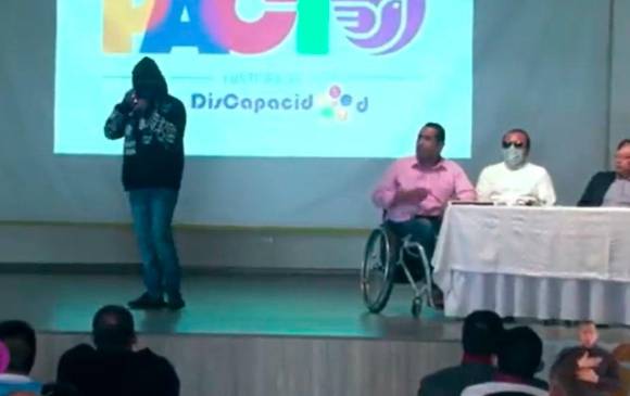 En pleno evento del Pacto Histórico una persona identificada como miembro de la Primera Línea se subió al escenario y se tomó la palabra. (Foto tomada de video).