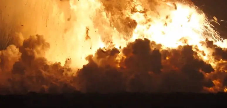 Explosión del cohete Starship ocurrida durante la noche del miércoles en la Starbase de la empresa Space X en EE. UU. imagen tomada de captura de video. 
