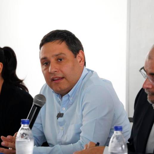 Mauricio Lizcano (en el centro) es el MinTIC de Colombia. FOTO cortesía