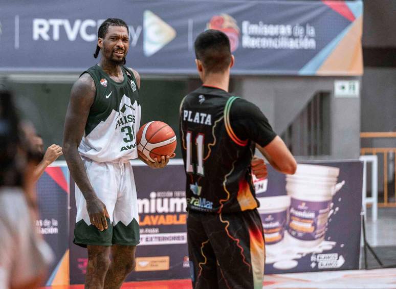 El norteamericano Charles Wayne García Jr., (uniforme blanco), es otro de los refuerzos que tiene Paisas para la Liga local y la Liga Sudamericana, que está próxima a empezar. FOTO CORTESÍA DPB 