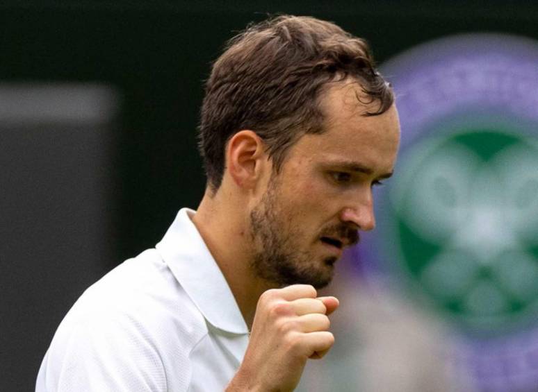 Daniil Medvédev celebra su victoria en Wimbledon, dejando afuera al número del mundo. FOTO TOMADA @Wimbledon