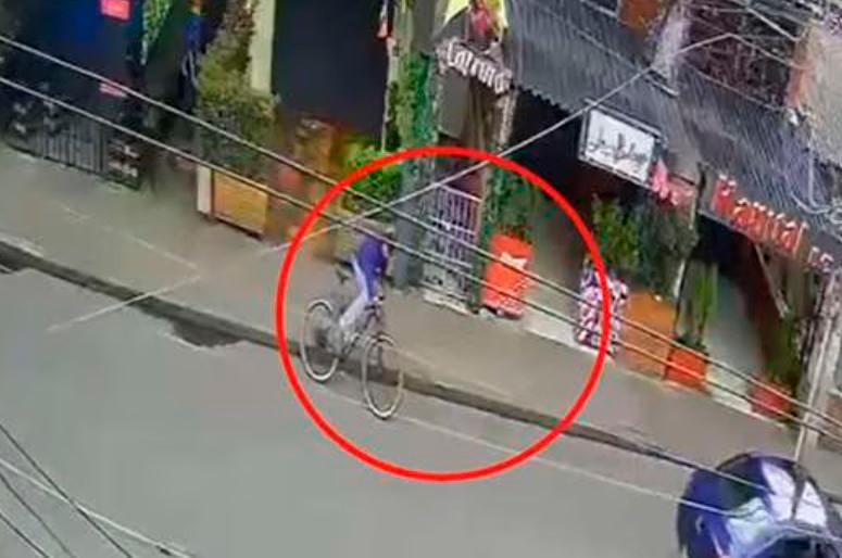 Dos hombres se llevaron la bicicleta tras forzar el candado que la custodiaba con unas llaves maestras. FOTO: Captura de video